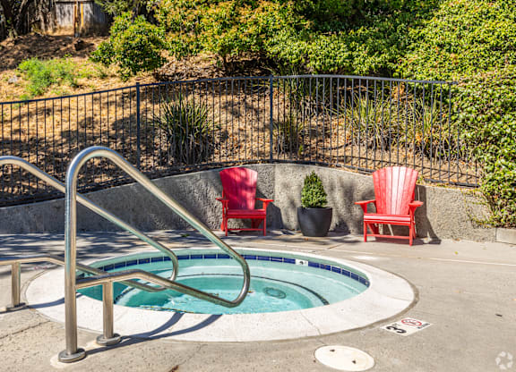 Hot Tub at 215 Bayview Apartments, California, 94901