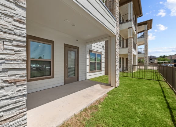 the preserve at ballantyne commons apartment patio and grass