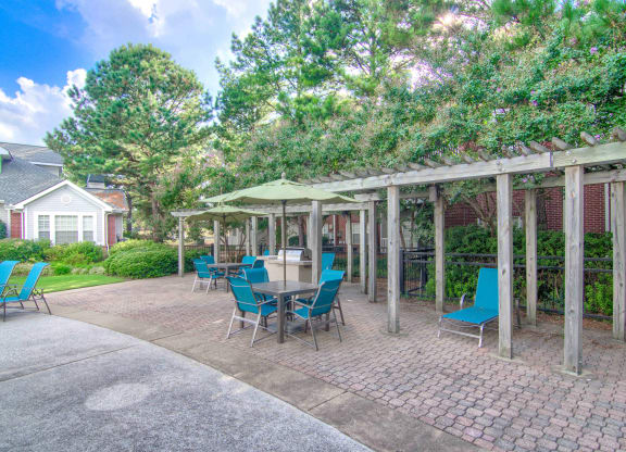 Enclave at Wolfchase Apartments in Cordova Tennessee photo of bbq grill and picnic tables