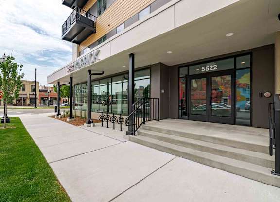 The front of a building with the number 5522 on it.