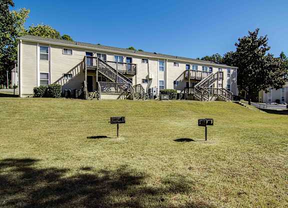 Outdoor grilling area at Mableton Ridge Apartments in Mableton, GA, near Douglasville.