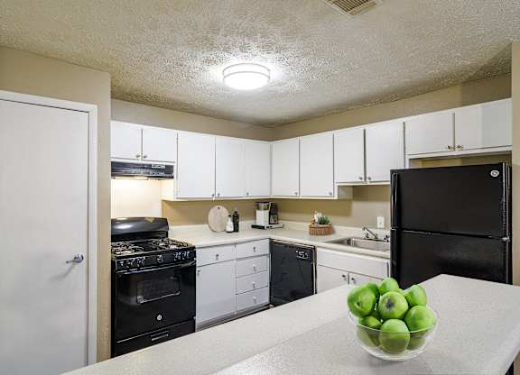 Kitchen with black efficient appliances and ample cabinet space at Stratford Ridge, a pet-friendly community in Marietta, GA, near Smyrna.
