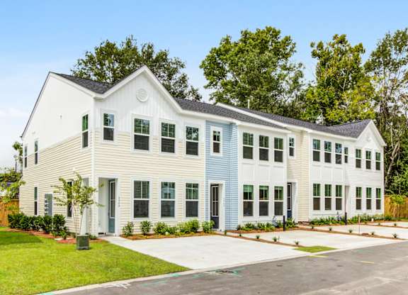 Townhomes for Rent in Park Circle - Sumner Village - Exterior View of Townhomes with Private Driveways and Lush Landscaping