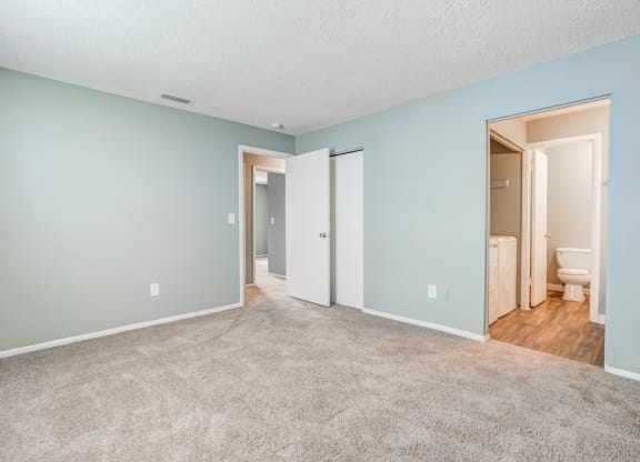The Commons Apartments in Tampa Florida photo of a bedroom with blue walls and a carpeted floor