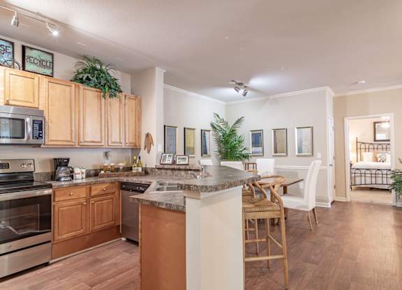 •	Opelika, AL Apartments – The Crossings of Opelika - a kitchen and dining area