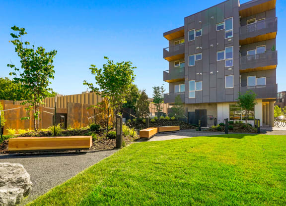 S'PARK's meredith house apartments with outdoor courtyard