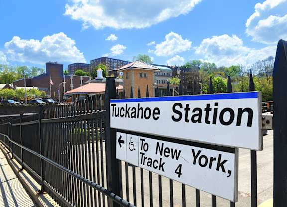 A sign at Tuckahoe Station directs to New York on track 4.