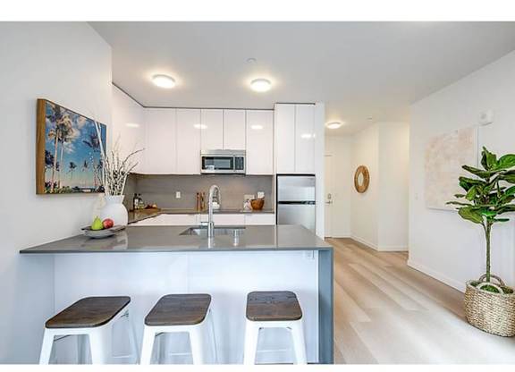 Kitchen peninsula with seating
