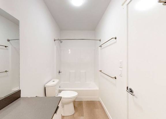 Bathroom with tub/shower