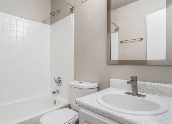 Wyndcliff Galleria Apartments Smyrna Ga modern bathroom