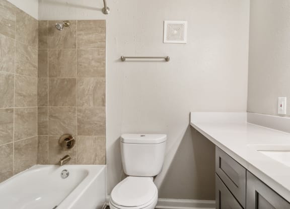 Wyndcliff Galleria Apartments Smyrna Ga modern bathroom