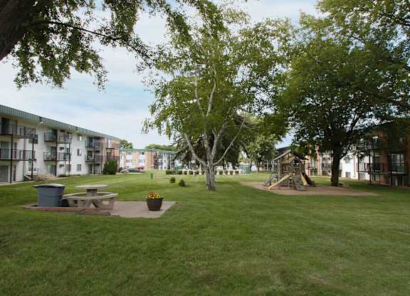 beautiful landscaping at Heritage Manor Apartments
