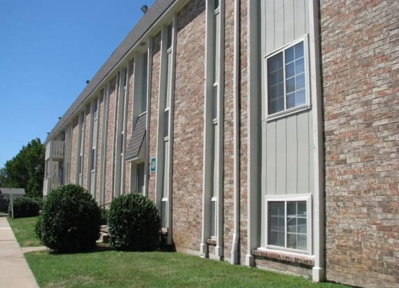 apartment building in Derby, KS