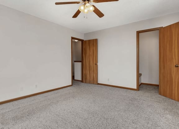 bedroom with ceiling fan