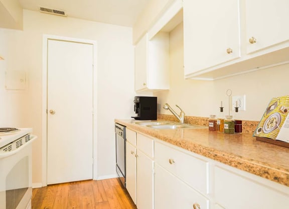 fully-equipped kitchen at georgetowne apartments