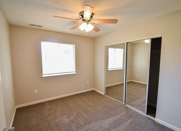 bedroom with ceiling fan and closet