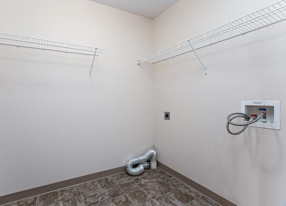 Kansas Wichita apartment townhome with full size washer dryer