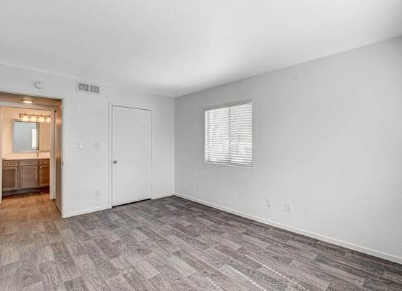 A room with a grey floor and white walls. at The 95 Apartments, Nevada