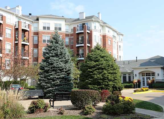 Luxury Apartments at Regency Place, Oakbrook Terrace, Illinois