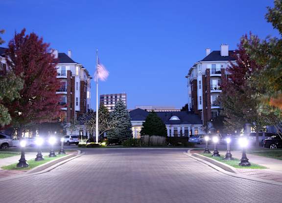 Upscale Apts Oak Brook at Regency Place, Oakbrook Terrace, IL