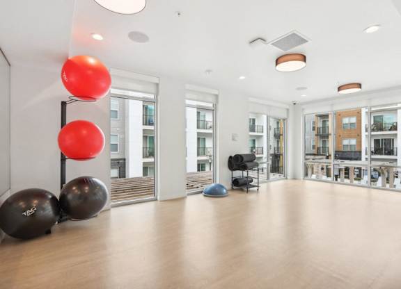 A room with a balloon column and a chair.