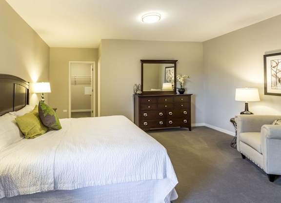 Bedroom with cozy bed at Apex 41, Lombard