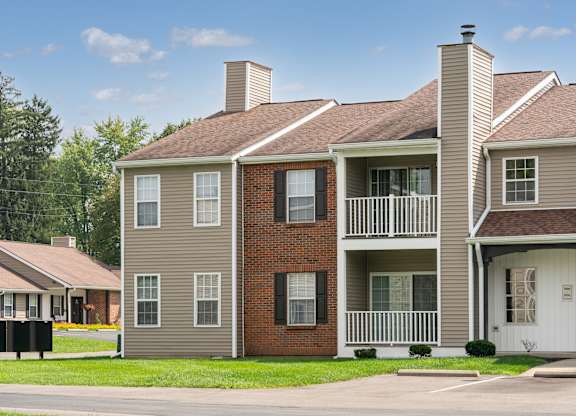 Exterior of the Oaks with lush greenery and balconies in Reynoldsburg, OH.