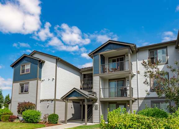 the view of an apartment building with a blue sky