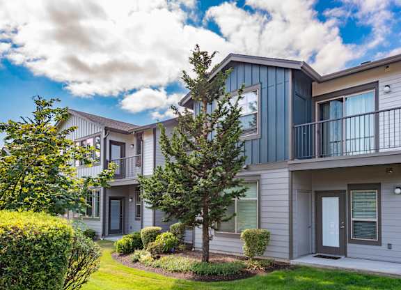 the preserve at ballantyne commons apartments courtyard and balconies