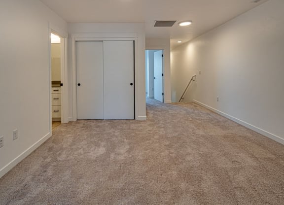 Outpost_44_Bend_OR_Townhomes_Interior_UpstairsLanding