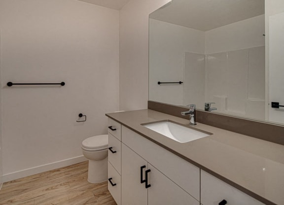 Outpost_44_Bend_OR_Townhomes_Interior_UpstairsBath