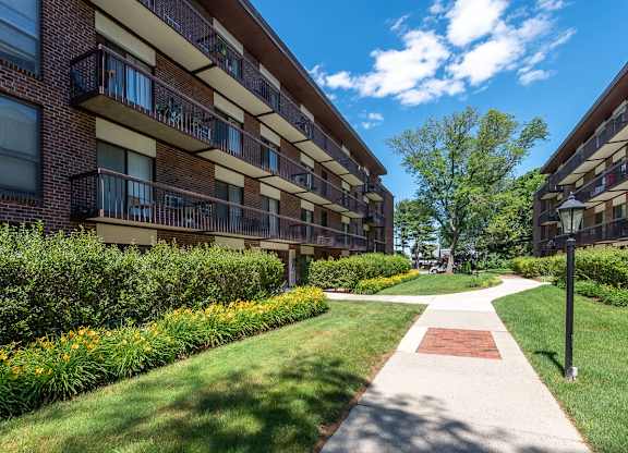 Quincy commons manicured landscaping and shrubbery between buildings