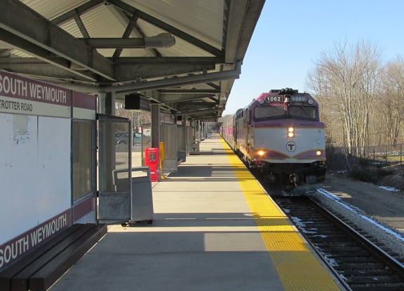 Photo of commuter rail train near the mastlight