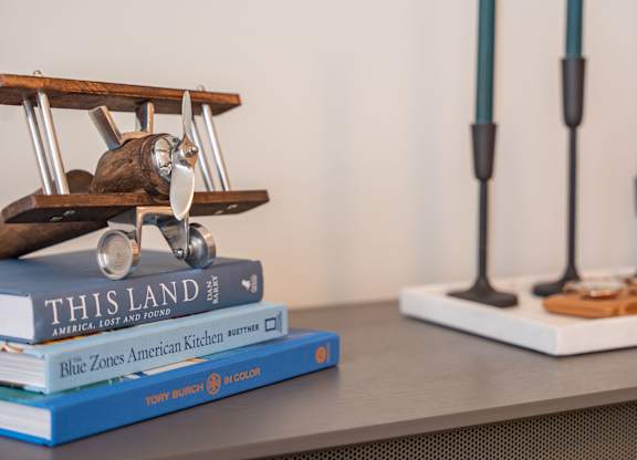 Table with books and decorations at the Mastlight.