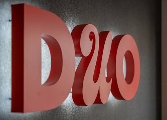 A red 3D text "D20" is mounted on a grey wall.