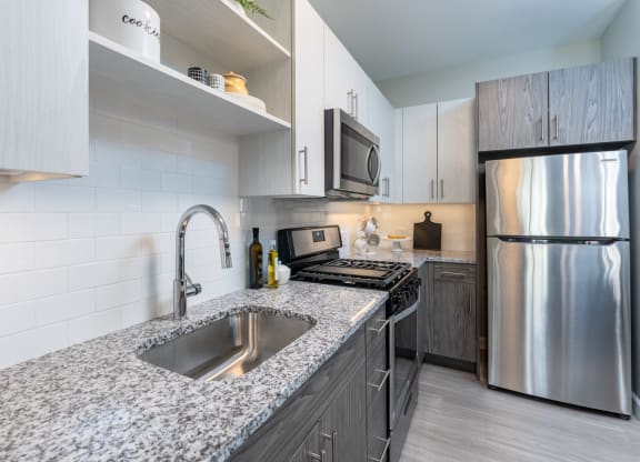 Mable granite kitchen counters with undercabinet lighting