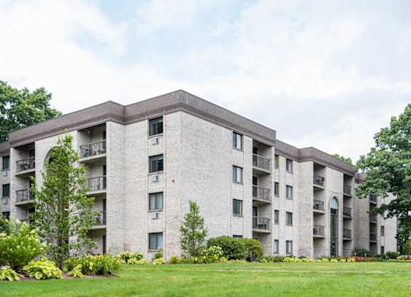 shrewsburry commons apartment exterior