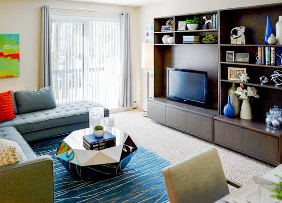 Weymouth Commons living room and dining room