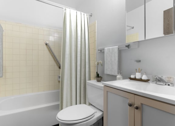 Bathroom With Bathtub, Vanity And Toilet  at Belvedere Acres Apartments, Washington, PA