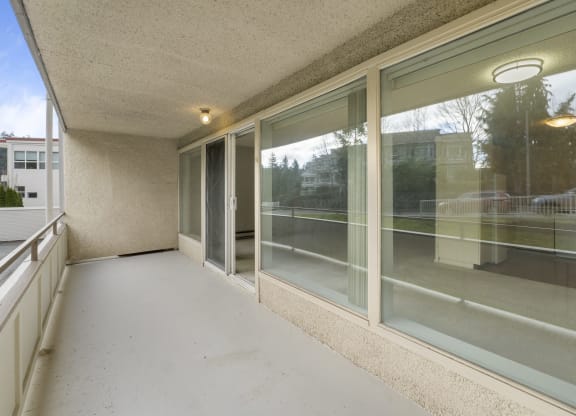 the preserve at ballantyne commons living room balcony