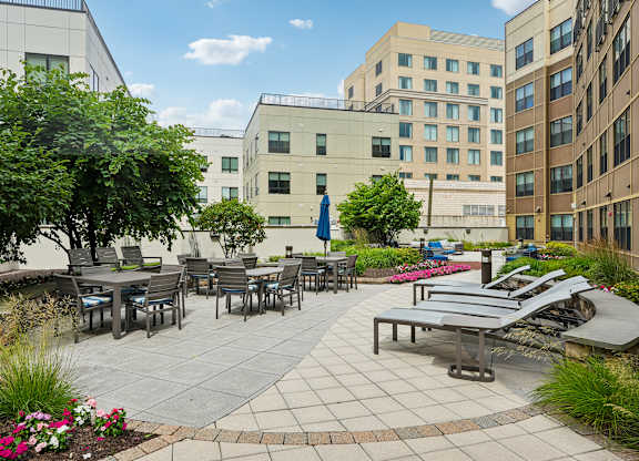 Valley and Bloom Apartments Exterior Courtyard