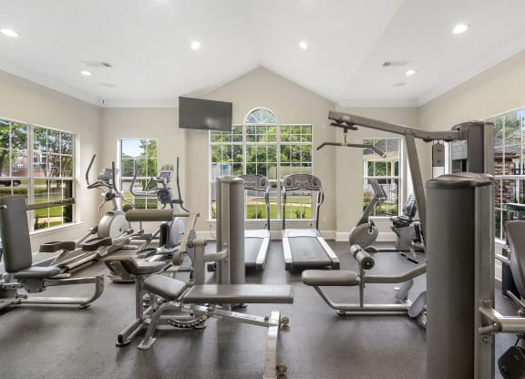 Fitness Center With Modern Equipment  at Highlands Apartment Homes, Bartlett, 38135