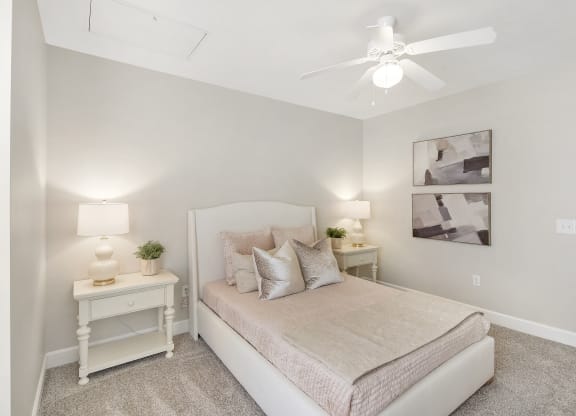 Comfortable Bedroom with a bed and a ceiling fan at Highlands Apartment Homes, Tennessee , 38135