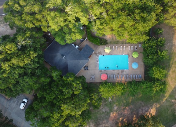a birds eye view of a house with a swimming pool at Parklane Apartment Homes, Mississippi, 39648