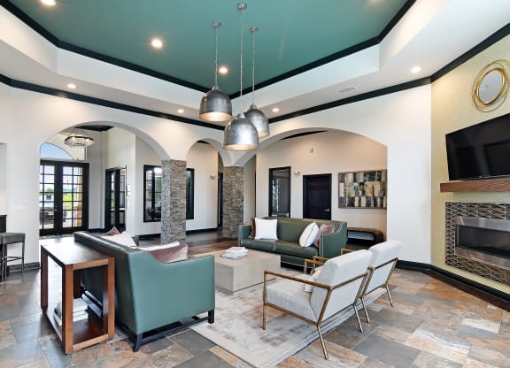 Warm And Inviting Living Area at Wellington Grande Apartment Homes, Longview, TX, Texas