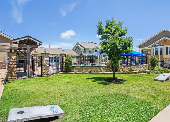 Community Exterior and Green Walkways at Wellington Grande Apartment Homes, Longview, TX, 75605