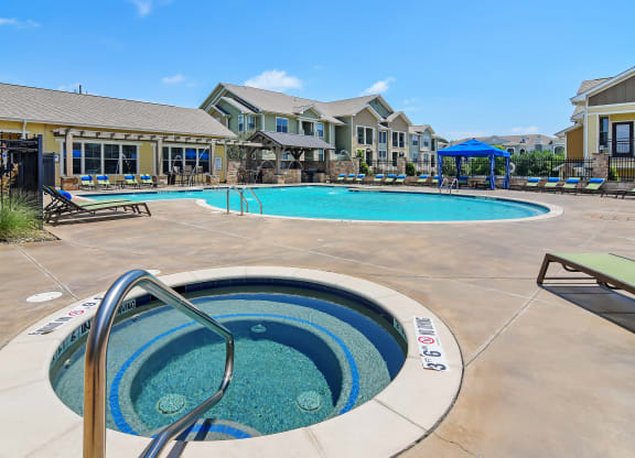 Resort style swimming pool at Wellington Grande Apartment Homes, Longview, TX, Texas