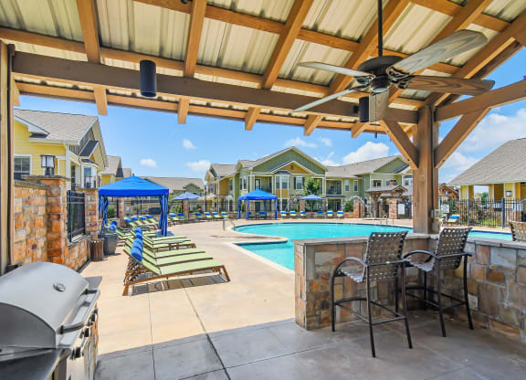 Poolside Sundeck And Grilling Area at Wellington Grande Apartment Homes, Longview, TX, 75605