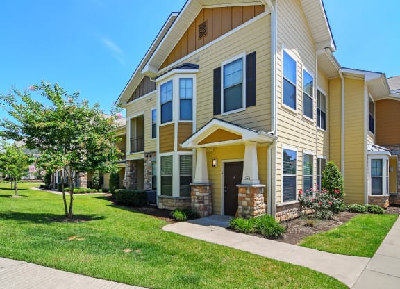 Exterior Walkways with Trees at Wellington Grande Apartment Homes, Longview, 75605