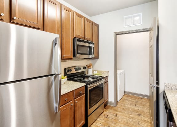 Electric Range In Kitchen at Kingston Crossing Apartment Homes, Bossier City, 71111